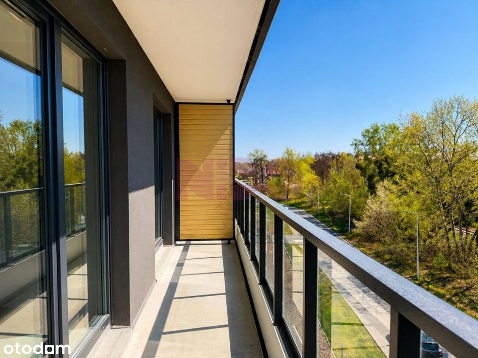 Duży balkon od strony południowej z widokiem na zieleń- blisko uczelni