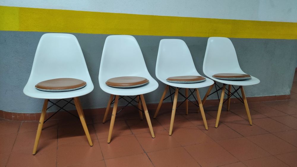 Conjunto 4 Cadeiras de Jantar em ótimo estado- Design Escandinavo - Pernas de Madeira  - 4 almofadas  em couro sintético com anti derrapante incluídas