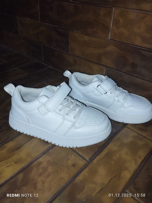 Продаю кеди білі