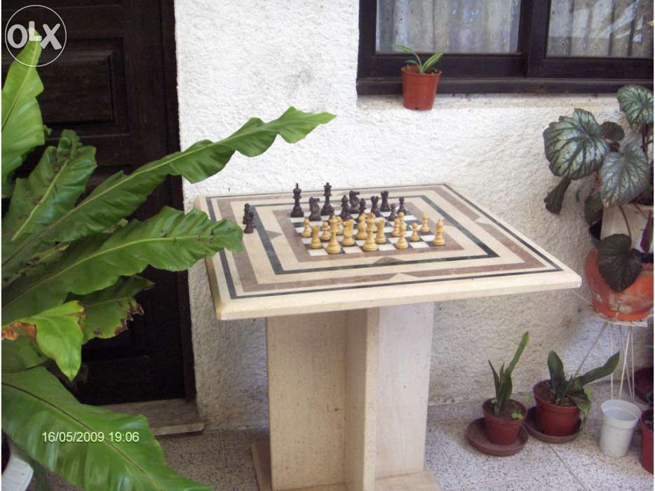 Mesa em pedra, com tabuleiro de jogo inserido