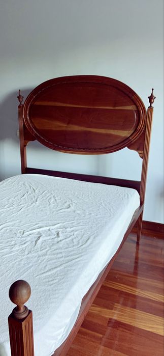 Mobilia de quarto em madeira centenária e maciça