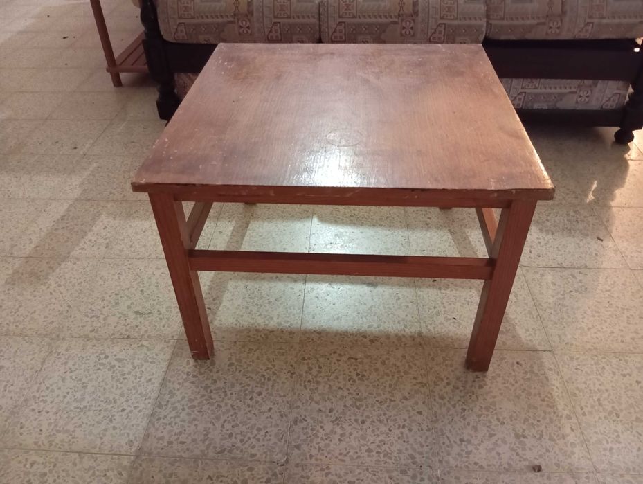 Mesa de madeira quadrada