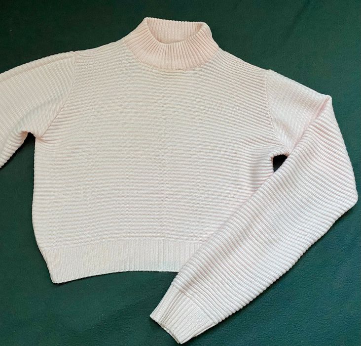 Jasnoróżowy krótki sweter