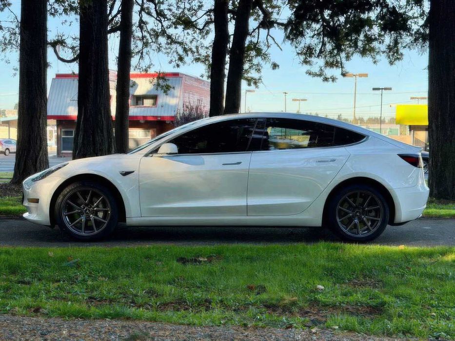 Tesla Model 3      2019