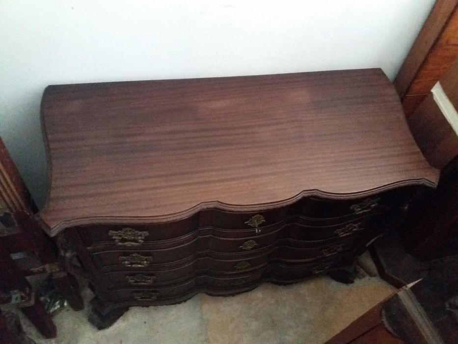 Cómoda Antiga com chaves Dão José