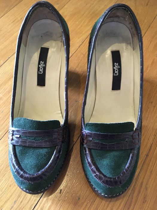 Mocassins com tacão ZILIANem camurça verde garrafa debruados castanho