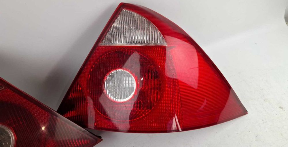 Ford Mondeo MK3 5D Lampa Prawa/lewa  tył komplet