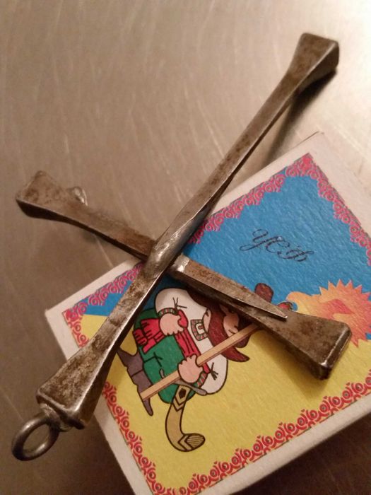 Крестик из подковных гвоздей