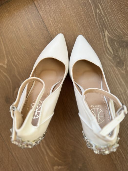 Весільні туфлі.