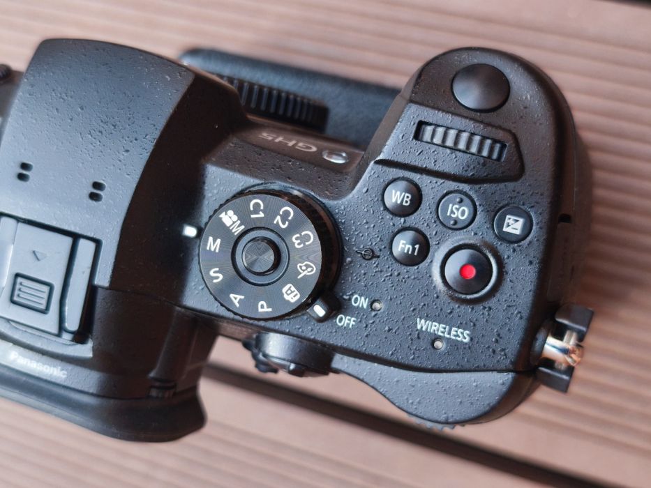 Panasonic Lumix GH5 + V-Log L + Grip + 4 baterie