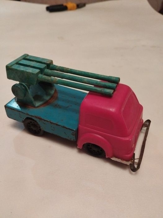 продам іграшки-трактор з ковшем, зенітка, БТР-60, машинки раллі і т.п.