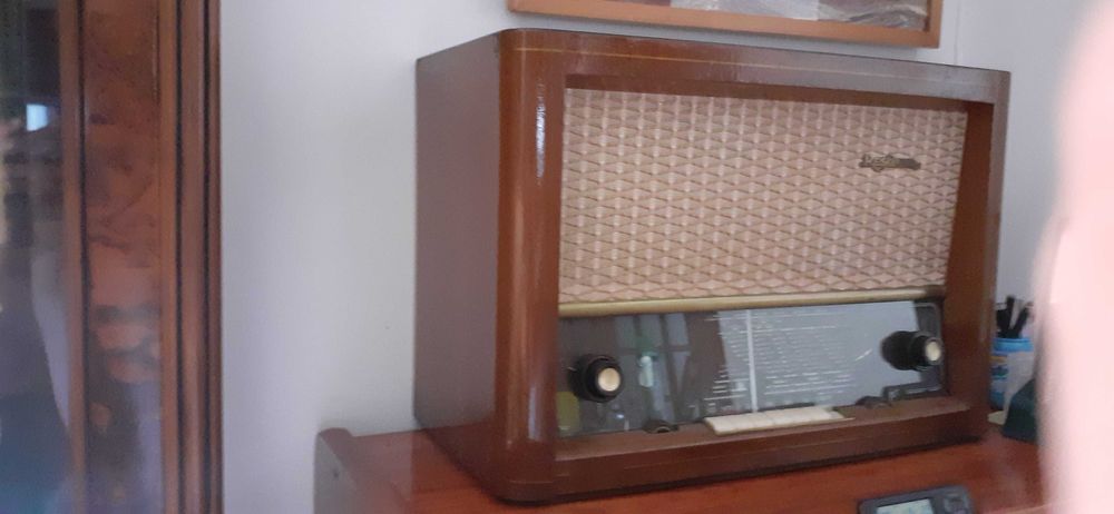 radio a valvulas tem FM