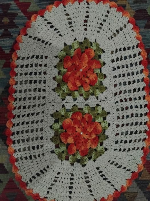 Tapetes  em Croché 70x46cm e  77x 47cm