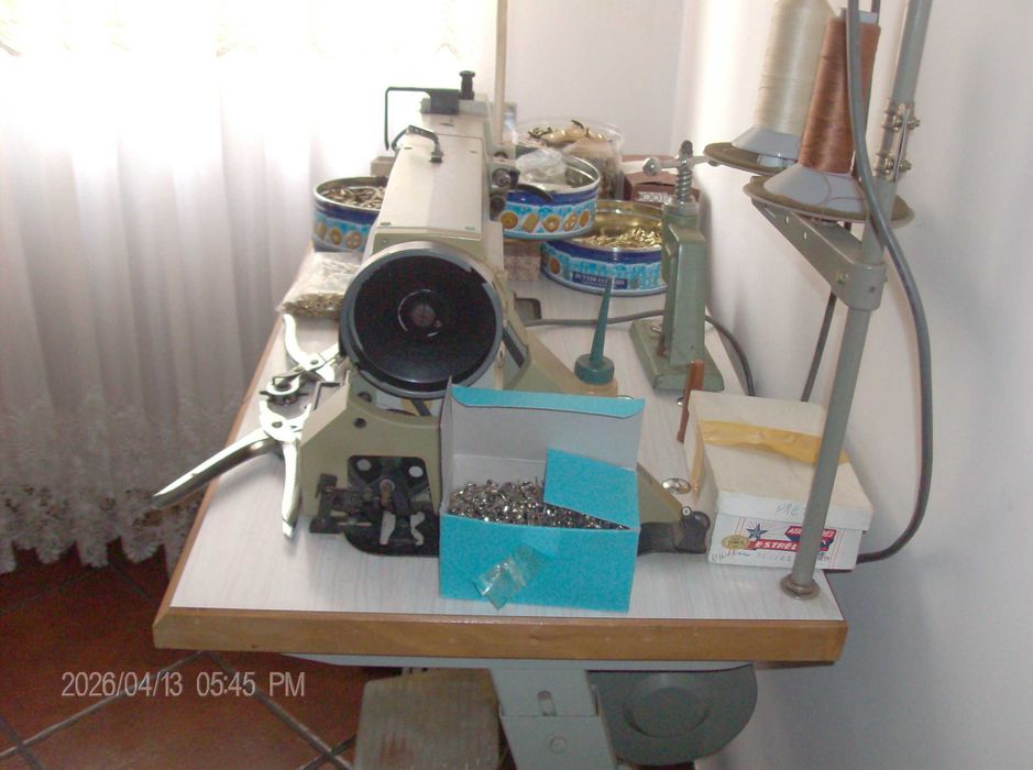 Maquina de costura marca global elétrica triplo arrasto
