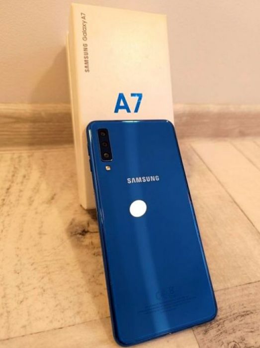 Samsung Galaxy A7 2018  w kolorze niebieskim