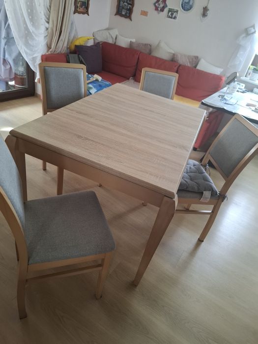 Duży pokojowy stół