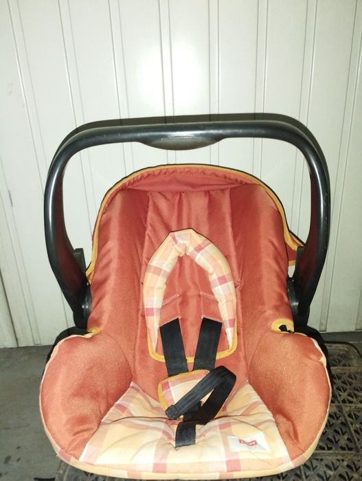 Carrinho de bebê com ovo