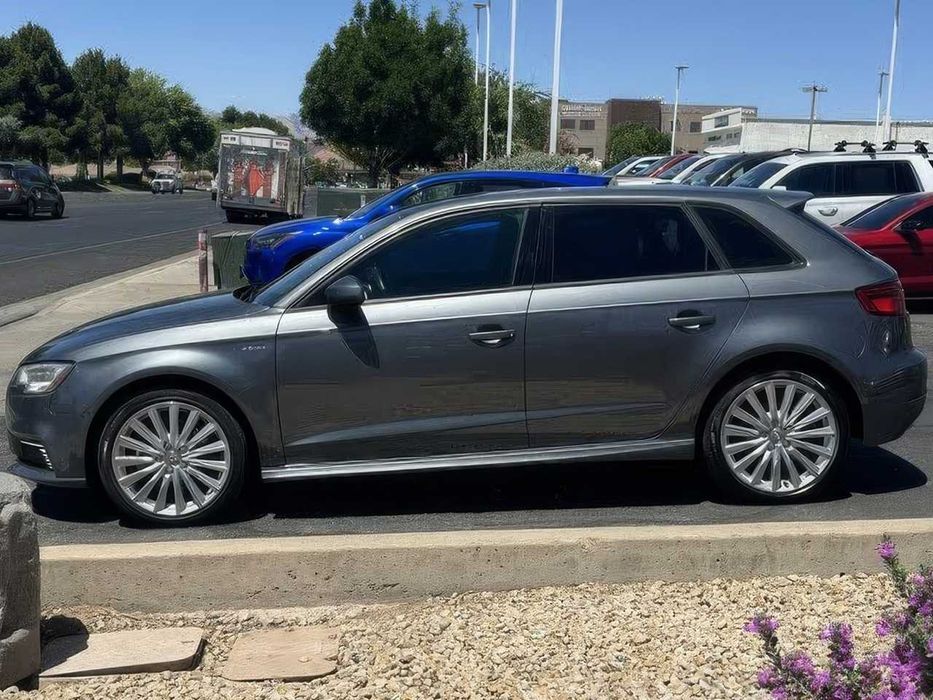 Audi A3 E-Tron      2017