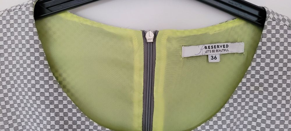 Sprzedam szarą sukienkę rozmiar 36 reserved