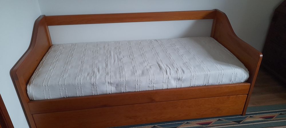 Cama em pinho tratado com 2 colchões