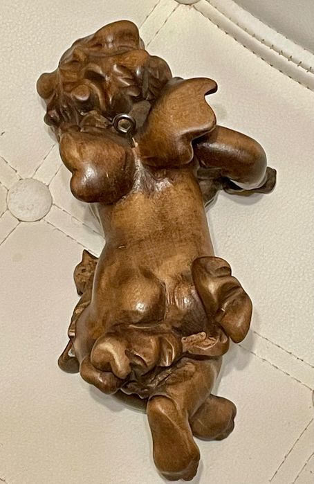 Путти деревʼяний.