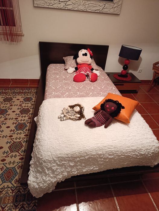 Cama individual em excelente estado com mesa cabeceira móvel tv .