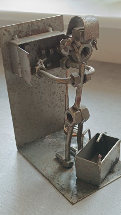 Metalowa figurka elektryk