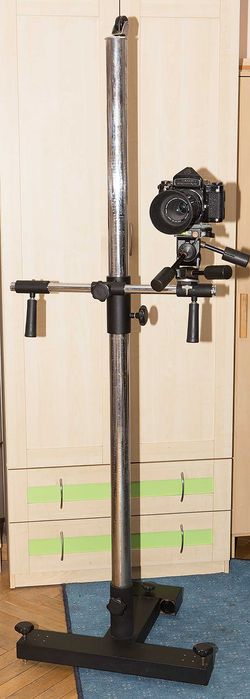 Statyw kolumnowy z głowicą Manfrotto