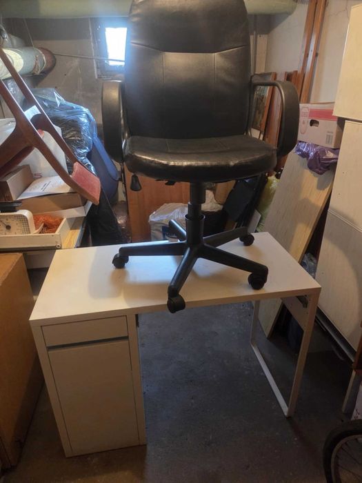 Białe biurko z szufladami w dobrym stanie. Plus fotel obrotowy.