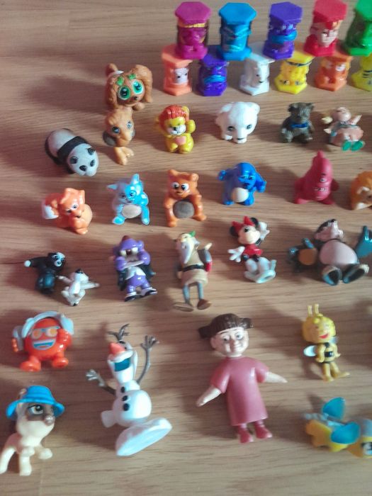 Bonecos Ovo Kinder entre outros