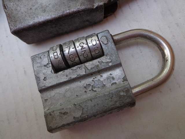 Замок навесной большой старый.