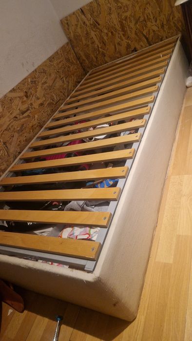 Cama com arrumação