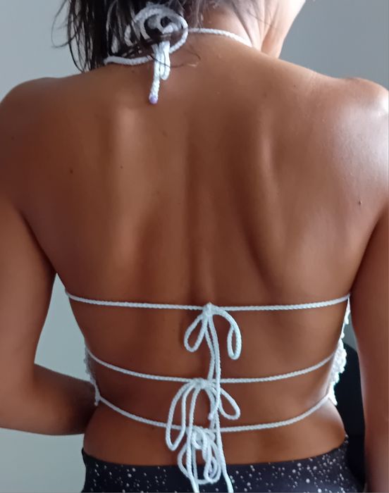 Top em croche sem costas com miçangas