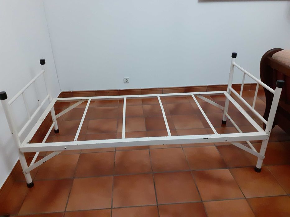 Cama de solteiro em ferro