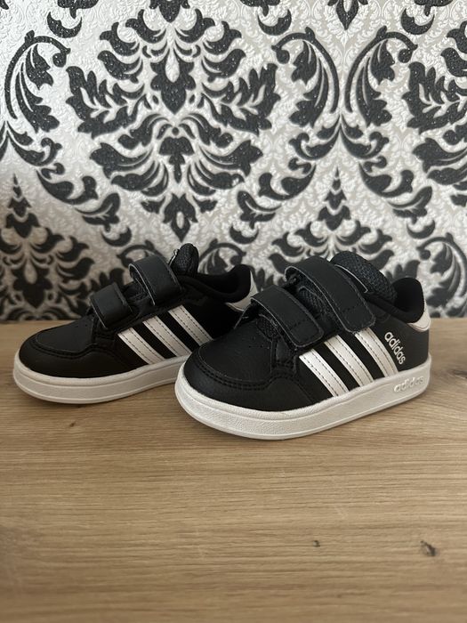 Оригінальні Adidas дитяче взуття