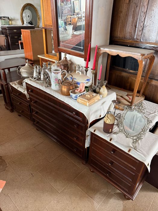 Conjunto de Quarto Vintage: Cômoda Grande + 2 Mesas de Cabeceira + Espelho