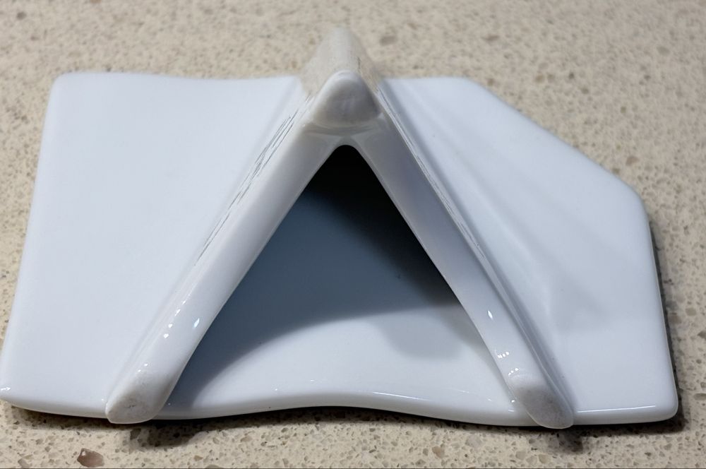 Lindo marcador de lugar em porcelana Vista Alegre brasonado e marcado