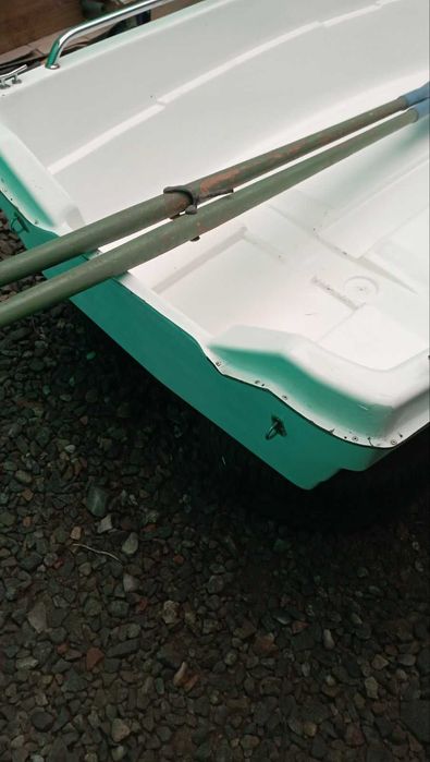 Гребний човен зі склопластику з веслами та леєрами