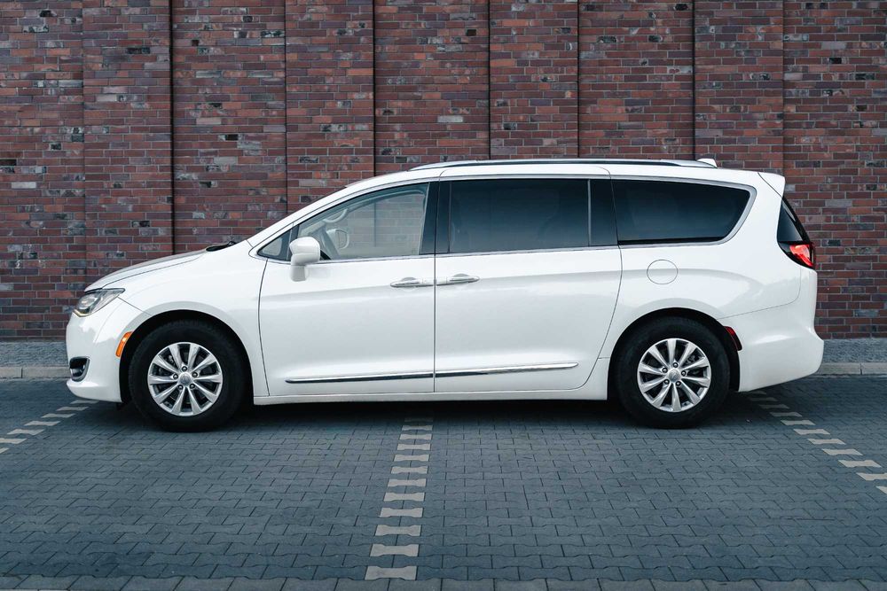 Wynajem Chrysler Pacifica 3.6 V6 (7 miejsc) wypożyczalnia samochodów