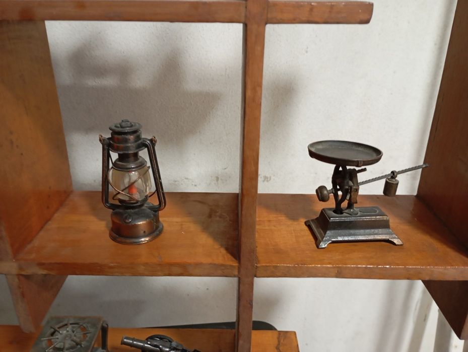 Vitrine prateleiras com coleção 10 miniaturas apara afia lápis antig