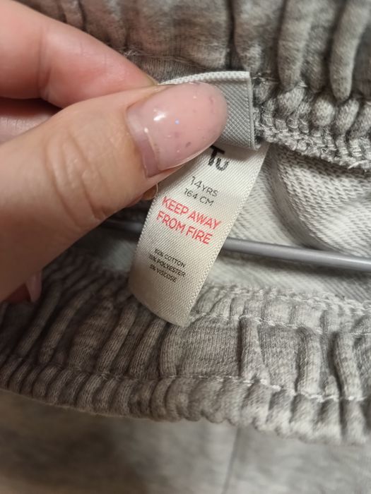 Szare dresowe spodnie marki Tu