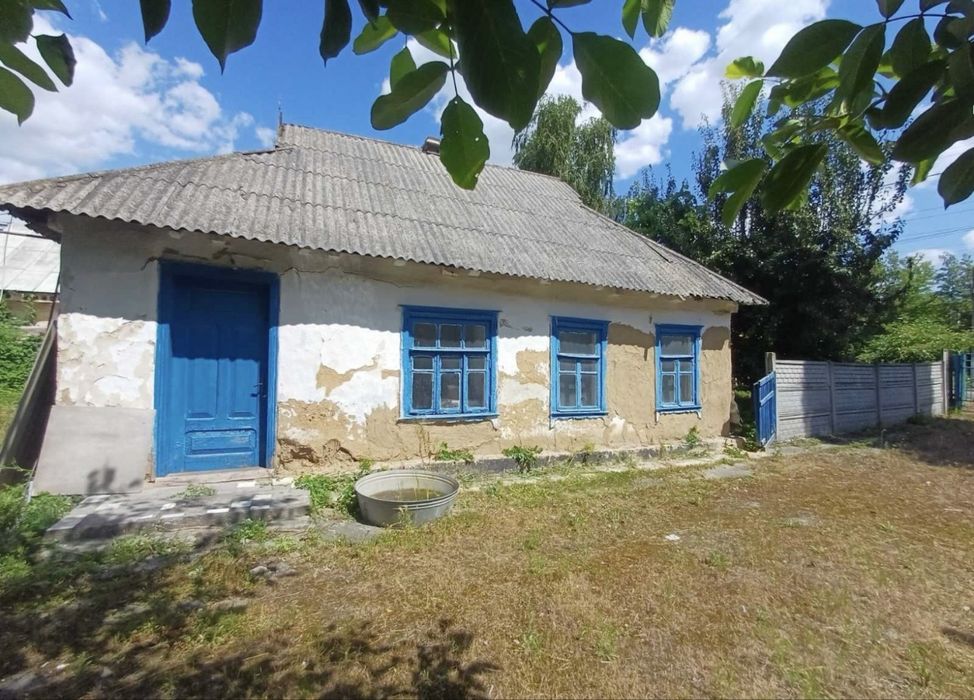 Продаж будинку під знос Рокитне. Літня кухня придатна ддя дития