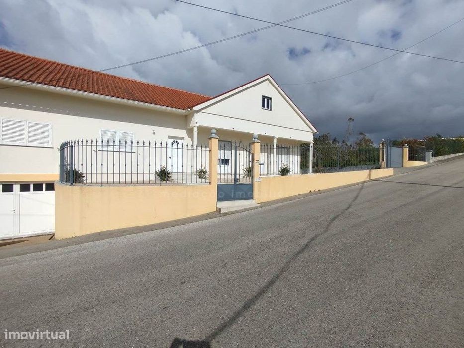 Moradia M3+1 na Bidoeira de Baixo, Leiria, em excelente estado de c...