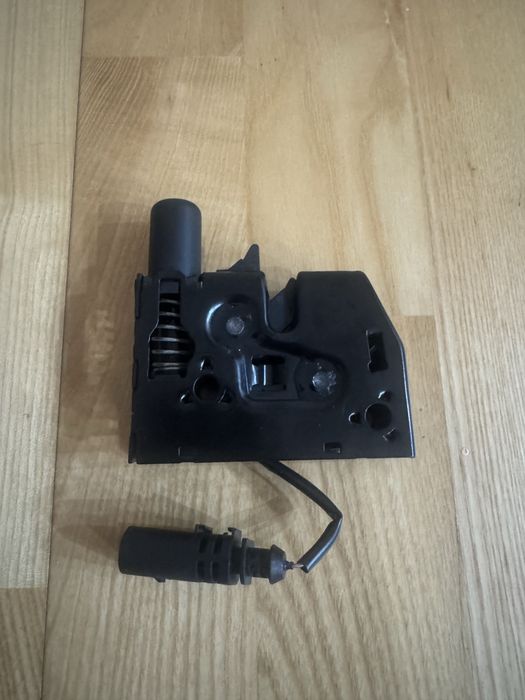 Zamek Maski NOWY Oryginalny Audi A3 8V