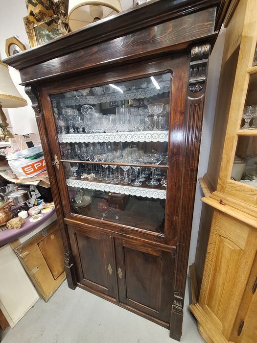 Stary,  drewniany  kredens w stylu biedermeier