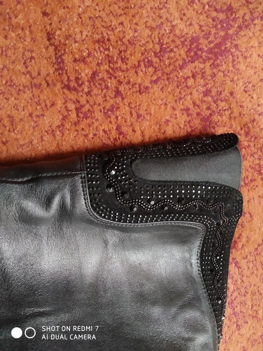 Продам женские зимние кожаные сапожки чёрного цвета.