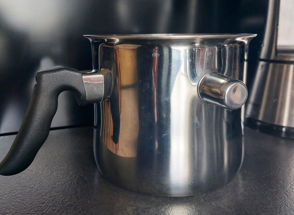 Garnek do gotowania mleka z gwizdkiem