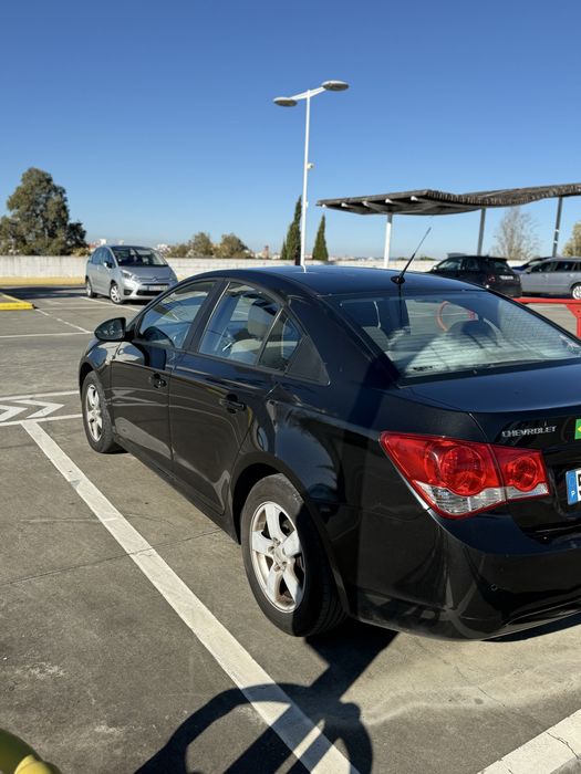 Chevrolet Cruze 1.6 LS com teto solar - Sedan confortável e econômico