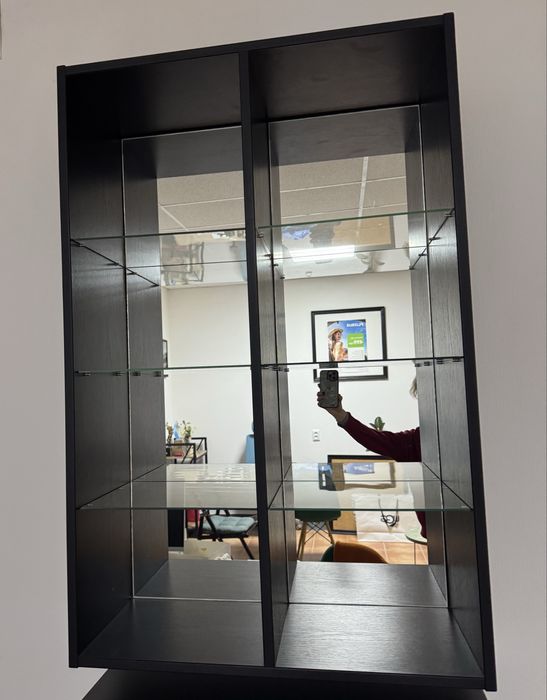 Вітрина, полиця з скляними полками та дзеркалом - з чорної тирсоплити