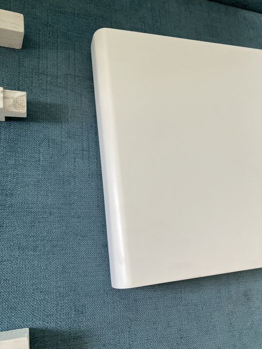 2 prateleiras brancas